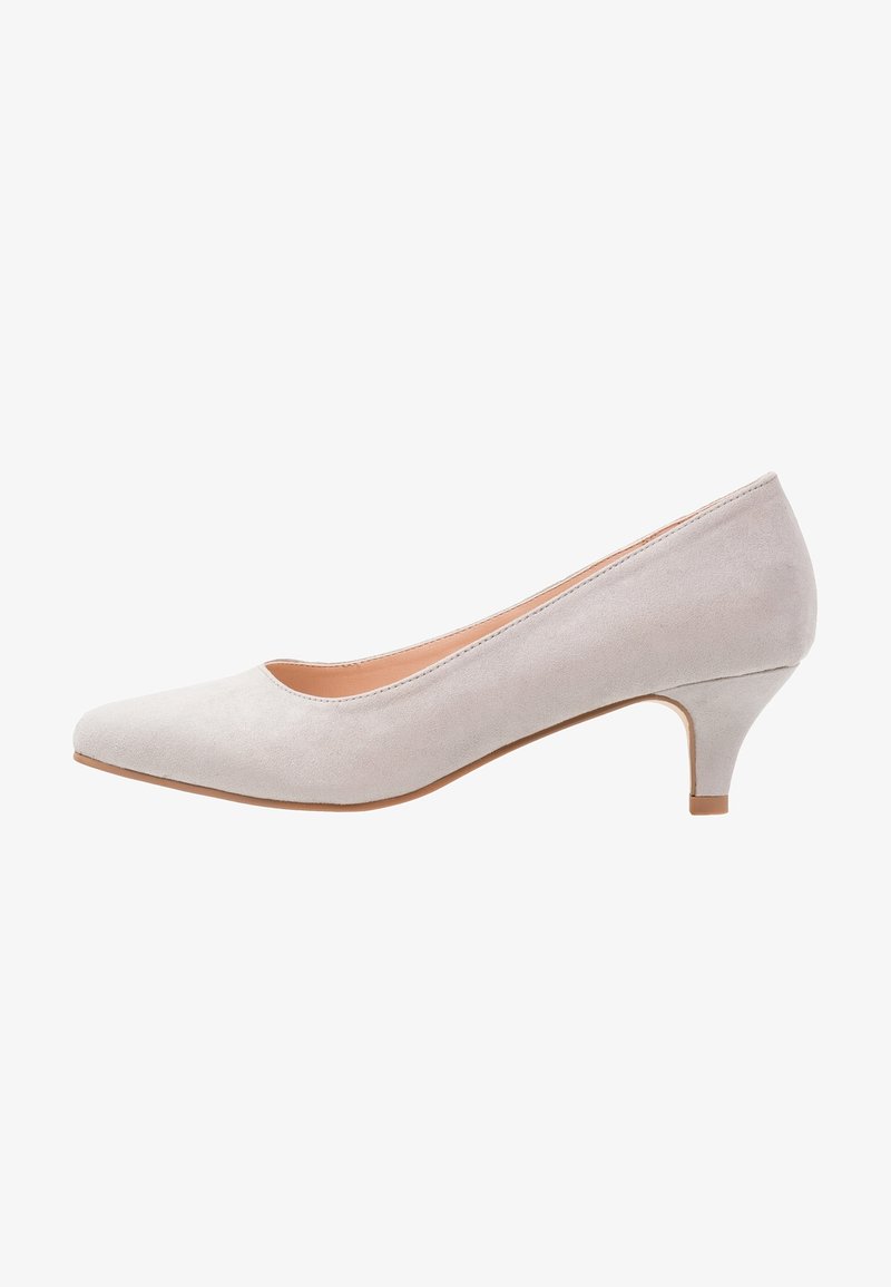 Escarpin femme en daim gris clair à talon bas avec bout pointu et talon fin kitten sur fond blanc.