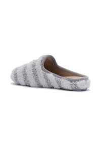 Vrouwen fuzzy backless slipper met grijs-wit gestreept patroon en zachte beige inlegzool op een witte achtergrond.