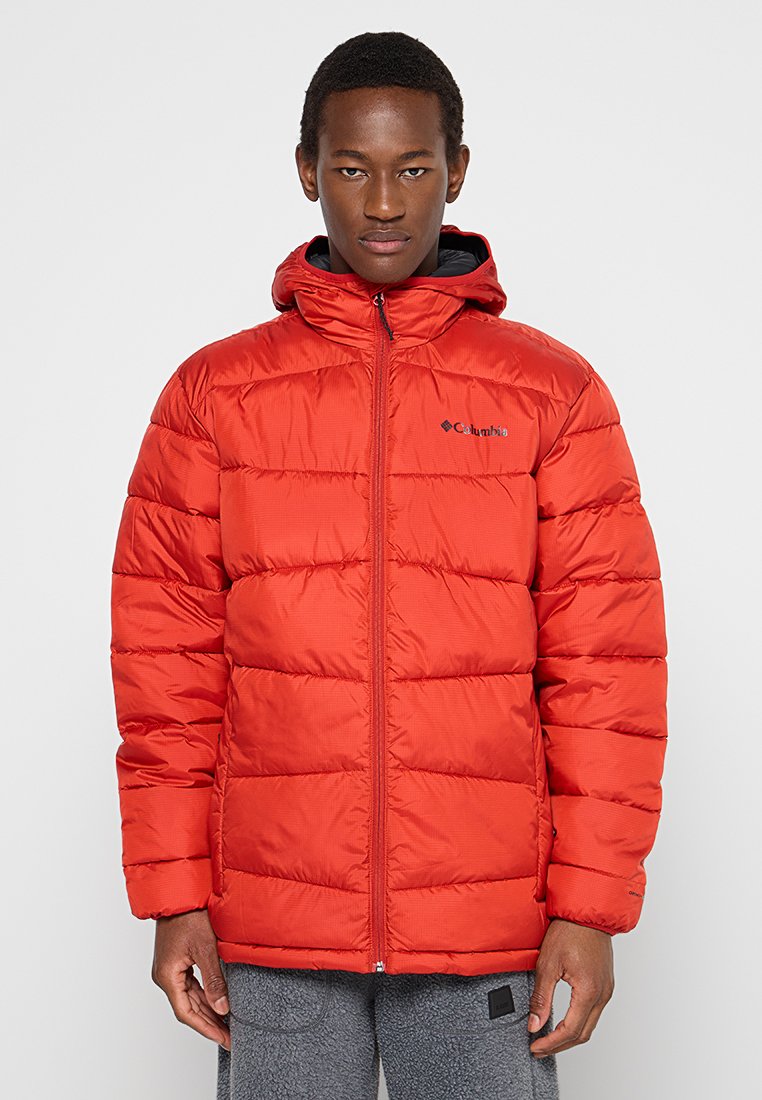 Chaqueta de abrigo roja con capucha, que presenta un diseño acolchado y cierre de cremallera. El material parece sintético con un acabado suave. Logo en el pecho.