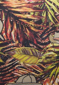 Kangaskassi, jossa on eläväinen, monivärinen trooppinen lehtipainatus teksturoidussa kankaassa. Varustettu kultaisella "CODELLO"-logolla.