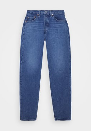 Jeans in denim blu con taglio dritto, cinque tasche, rivetti di rame e una texture sbiadita. Vita classica con chiusura a zip.