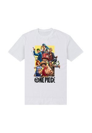 Wit T-shirt met een kleurrijke illustratie van verschillende personages uit "One Piece", met vette zwarte tekst onderaan.