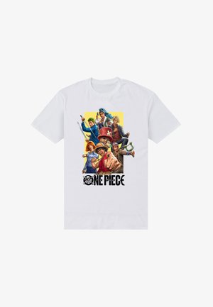 Wit T-shirt met een kleurrijke illustratie van verschillende personages uit "One Piece", met vette zwarte tekst onderaan.