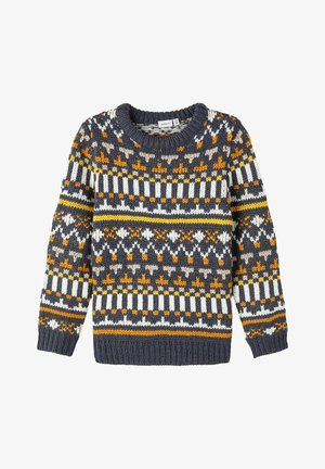 Dziany sweter z poziomymi wzorzystymi paskami w kolorach ciemnoszarym, białym, pomarańczowym, żółtym i beżowym, z okrągłym dekoltem i długimi rękawami.