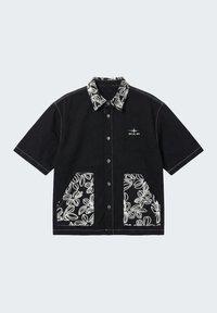 Zwart overhemd met korte mouwen en knopen, met een wit bloemmotief op de kraag en de voorzakken, en een klein "PXP"-logo op de borst.