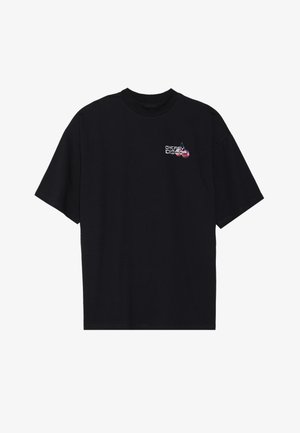 Crna pamučna majica s kratkim rukavima, rebrasti okrugli izrez, i bijelo/trešnjak grafika na lijevoj strani prsnog koša s natpisom "CHERRY DISCO."