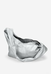 Bolso hobo de cuero plateado con un diseño suave y relajado. Cierre de cremallera en la parte superior y una amplia correa única. Textura lisa, sin herrajes visibles.