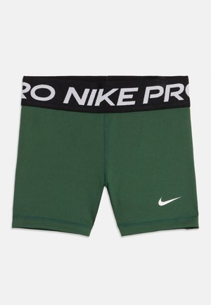 Zaļi sporta šorti ar melnu jostasvietu. Uz joslas ir balti burti "NIKE PRO". Priekšā ir neliels balts Nike logo.