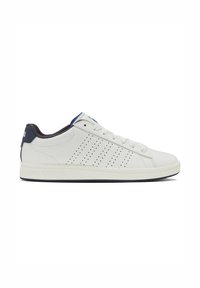 Weiße Ledersneaker mit perforiertem Design, navyblaue Akzente an Ferse und Zunge sowie flacher Gummisohle. Verfügt über ein traditionelles Schnürsystem.