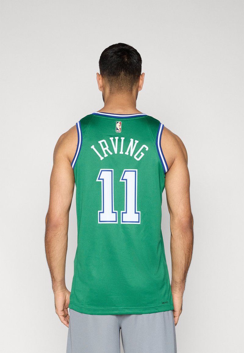 Grünes Basketball-Trikot mit blauer Einfassung, weißen Buchstaben "IRVING" und der Nummer "11" auf dem Rücken. Netzstoff, ärmelloses Design.