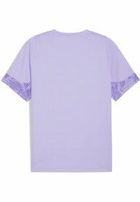 Tricou cu mânecă scurtă de culoare levandă deschisă, cu margini cu model de culoare mov pe mâneci; textură netedă, croi lejer și decolteu tip echipaj.