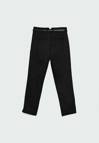 Pantalon noir sur mesure avec une ceinture fine, deux poches passepoilées à l'arrière et une jambe légèrement fuselée, montré de dos sur un fond clair.