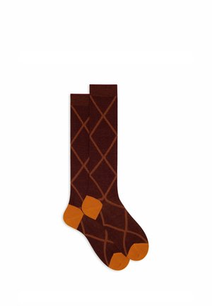 Braune Socken mit einem Rautenmuster in dunklerem Braun und orangefarbenen Akzenten. Glatte Textur mit kontrastierenden orangefarbenen Zehen und Fersen.
