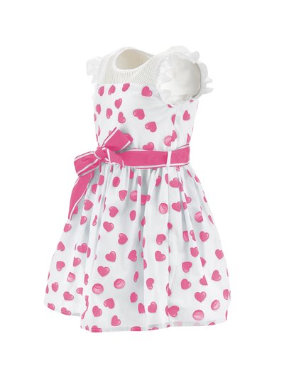 Vestido blanco con estampados de corazones rosa, mangas cortas con volantes y un cinturón rosa en la cintura. Falda acampanada con tela fruncida para mayor volumen.
