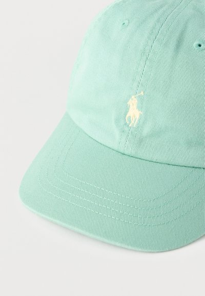 Ανοιχτό πράσινο καπέλο μπέιζμπολ με κεντημένο λογότυπο πολο παίκτη σε κρεμ χρώμα στην μπροστινή πλευρά και ραμμένη κυρτή γείσο.