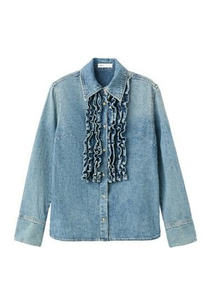 Camisa de mezclilla azul claro de manga larga con volantes a lo largo del frente y cierres de botones, que presenta un cuello clásico y puños cosidos.