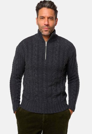 Pull en maille torsadée, gris foncé, avec un col haut et une fermeture éclair demi-libre. Ourlet et poignets côtelés, fabriqué à partir d'un matériau texturé et chaud.