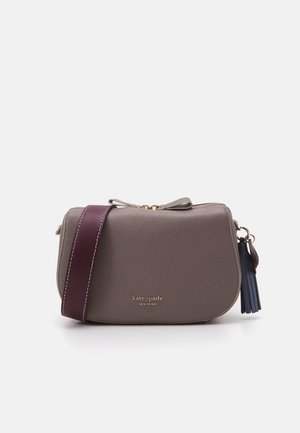 Kabelka přes rameno z taupe kůže s tmavě fialovým nastavitelným popruhem, zlatým zipem, třásňovým detailem a logem „kate spade NEW YORK“ na přední straně.