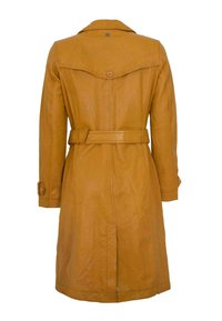 Lederjacke in Senffarbe mit tailliertem Schnitt, Gürtelbund, Knopfdetails an den Ärmeln, Kragenschnitt, Rücken-Schlitz, glatter Textur.