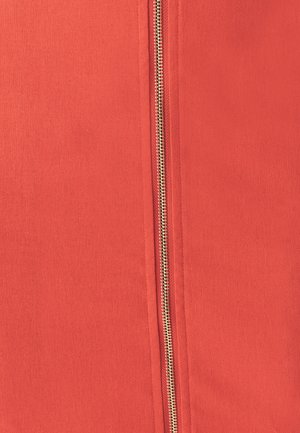 Rød stof med en fremtrædende lynlås langs siden, med en metallisk finish. Teksturen ser glat og jævn ud.