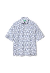 Camisa de manga corta hecha de un tejido ligero, con un patrón geométrico en azul y blanco que presenta diseños circulares y un cuello abotonado.