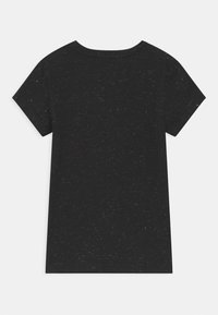 Černé tričko s krátkým rukávem a kulatým výstřihem, vyrobené z texturované, mírně tečkované látky. Pohled zezadu odhaluje jednoduchý, čistý design.