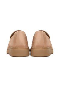 Svijetlosmeđi slip-on cipele s glatkim kožnim gornjištem i gumenim potplatom. Dizajn sadrži minimalno šivanje i zaobljene rubove.