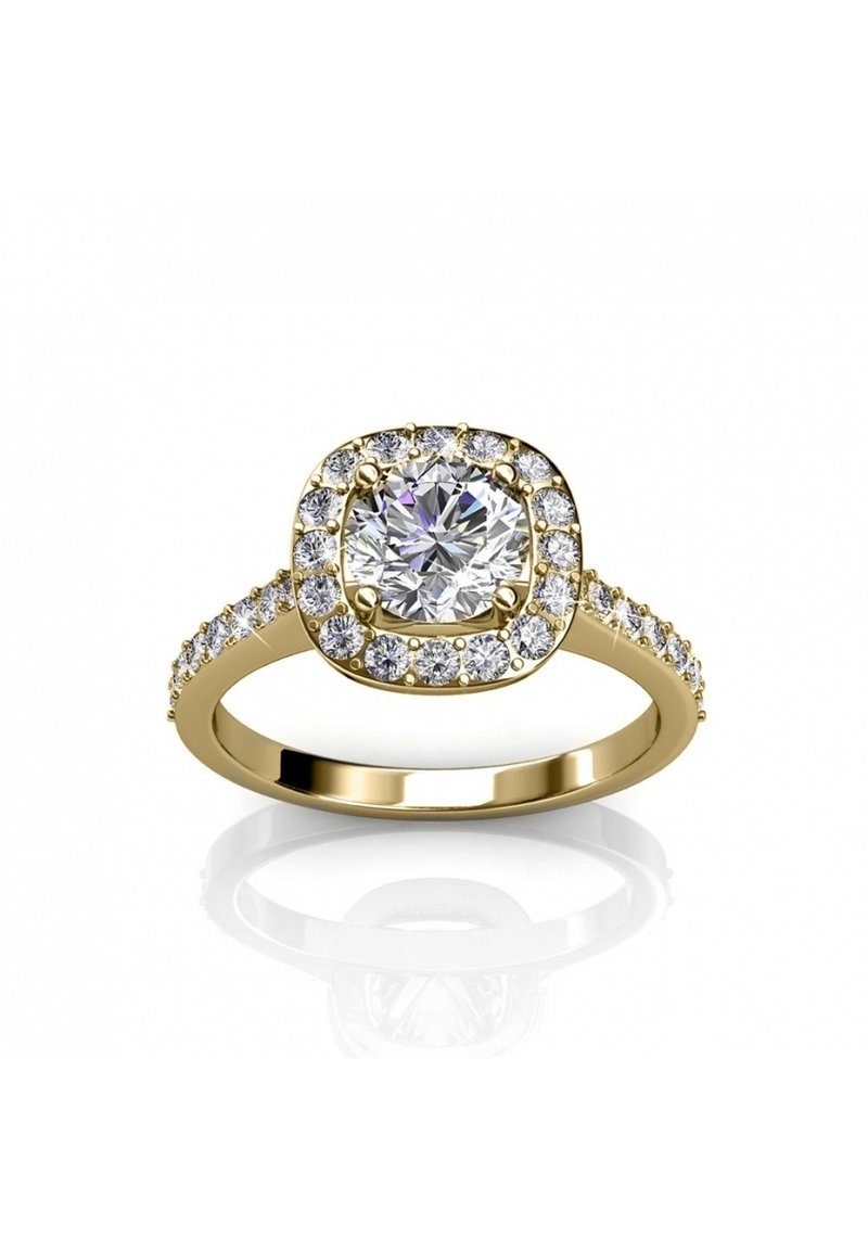 Anello d'oro con diamante tondo al centro, circondato da diamanti più piccoli in una montatura quadrata, con una fascia texturizzata e finitura lucida.