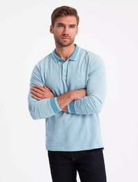 Polo a maniche lunghe azzurro chiaro con dettagli bianchi e turchesi nel colletto e nei polsini, con un piccolo logo ricamato sul petto.
