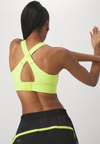 Puma PWRBREATHE RUN - Sujetadores deportivos con sujeción media - lime pow