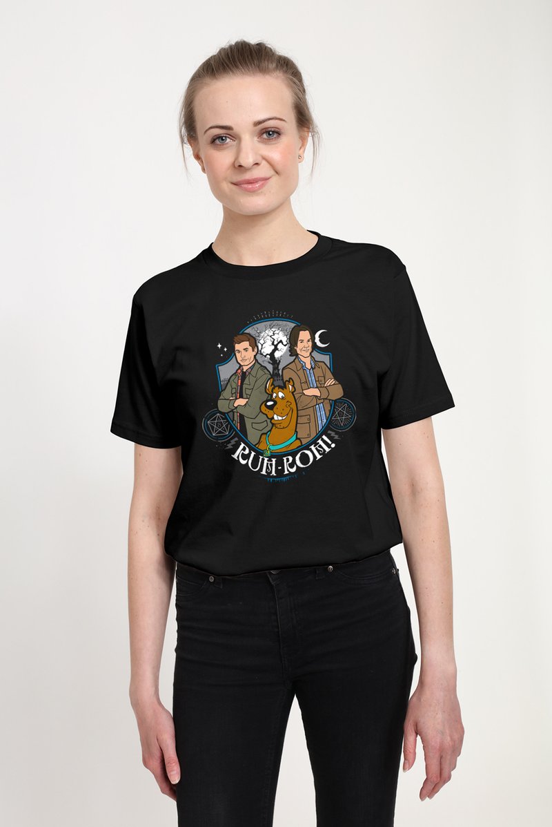 Černé bavlněné tričko s kreslenými postavičkami s pejskem a textem "Ruh-Roh!" na štítovém motivu. Krátké rukávy, volný střih.