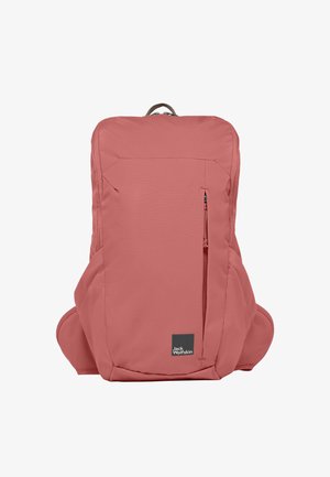 Sac à dos rose clair fabriqué en tissu durable, avec une poche zippée à l'avant, des côtés rembourrés et une poignée de transport sur le dessus. Logo affiché.