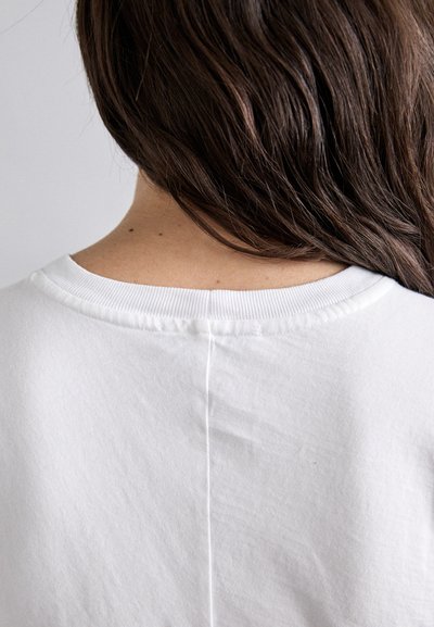 Agolde BRITT TEE - Pamata T-krekls - white