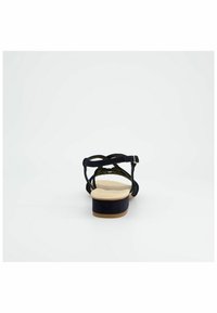 Černé sandály na pásku s nízkým podpatkem, jemnou semišovou texturou a béžovou stélkou. Křížový design pásků pro podporu a styl.