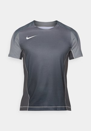Nike lyhythihainen paita harmaan sävyissä, jossa on tekstuuri, erottuvat sivupaneelit ja valkoinen logo rinnassa.