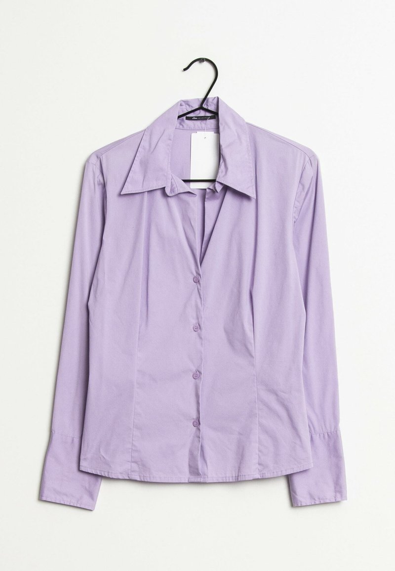 Camicia a maniche lunghe color lavanda con colletto a punta e orlo dritto, caratterizzata da bottoni abbinati e texture liscia.