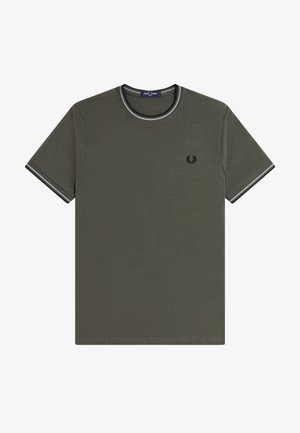 T-shirt à manches courtes vert olive avec bordure noire et blanche sur le col et les manches, petit logo de couronne de laurier noire sur le côté gauche de la poitrine.