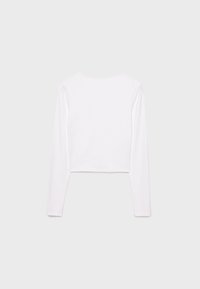 Vit långärmad crop top i ett mjukt tyg, med rund halsringning och figurnära design utan dekorationer.