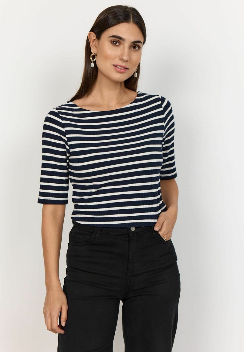 Navy- und weiß gestreiftes Rippoberteil mit kurzen Ärmeln, rundem Halsausschnitt und taillierter Passform, kombiniert mit schwarzen Jeans.