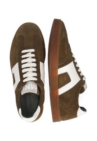 Braune Wildledersneaker mit weißen Lederakzenten, flachen Schnürsenkeln und Gummisohlen. Verfügt über eine runde Zehenform und Branding auf der Zunge.