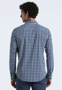 Heren overhemd met lange mouwen in een blauw-wit geruit patroon, gemaakt van geweven stof, met knoopmanchetten en een ronde zoom.