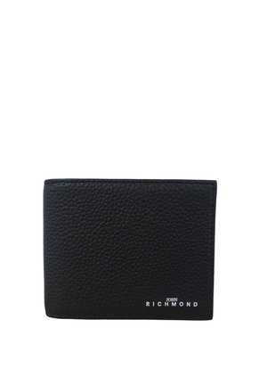 Portafoglio in pelle nera strutturata con logo bianco "John Richmond" nell'angolo in basso a destra, mostrato chiuso su sfondo bianco.
