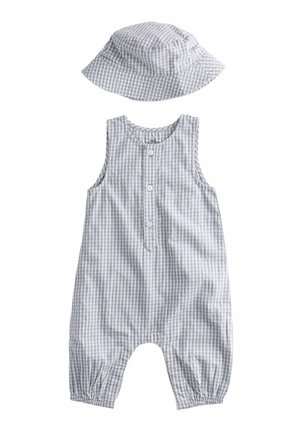 Mouwloze blauw-wit geruite babyromper met knopen aan de voorkant en bijpassende bucket hat op witte achtergrond.