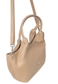 Beżowa skórzana torebka o teksturowym wykończeniu, zaokrąglonym kształcie, podwójnych uchwytach oraz odpinanym pasku. Posiada srebrne okucia i logo.
