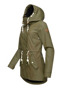 Giacca impermeabile verde oliva con cappuccio regolabile con cordino, dettagli in corda bianca e vita regolabile. Presenta due tasche frontali e una toppa con logo.