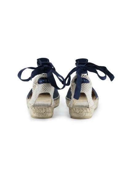 Navyblaue Espadrilles mit gewebtem Baumwoll- und Jutesohle, mit Knöchelbindern und offenem Rückendesign. Gemusterte Textur auf dem Obermaterial.
