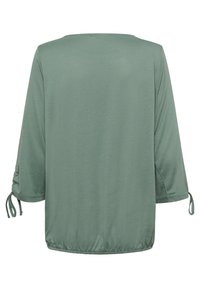 Zelený, lehký top s dlouhým rukávem a volným střihem. Má nařasené rukávy s vázáním a zakulacený lem pro větší pružnost.