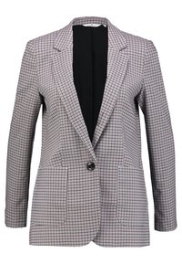 Kostkovaný blazer s klopovým límcem, černým vnitřkem, dvěma předními kapsami a zapínáním na jeden knoflík. Vyrobený z texturované tkaniny.