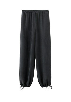 Pantaloni negri largi cu talie elastică și șnururi reglabile la manșetele gleznelor, confecționați din țesătură ușoară.