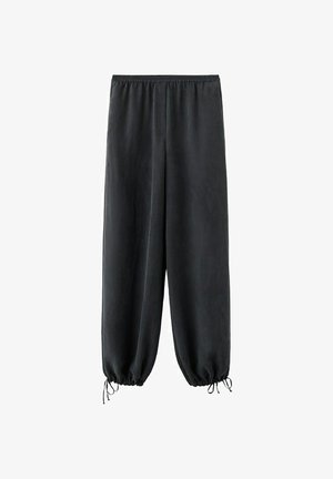 Pantaloni negri largi cu talie elastică și șnururi reglabile la manșetele gleznelor, confecționați din țesătură ușoară.